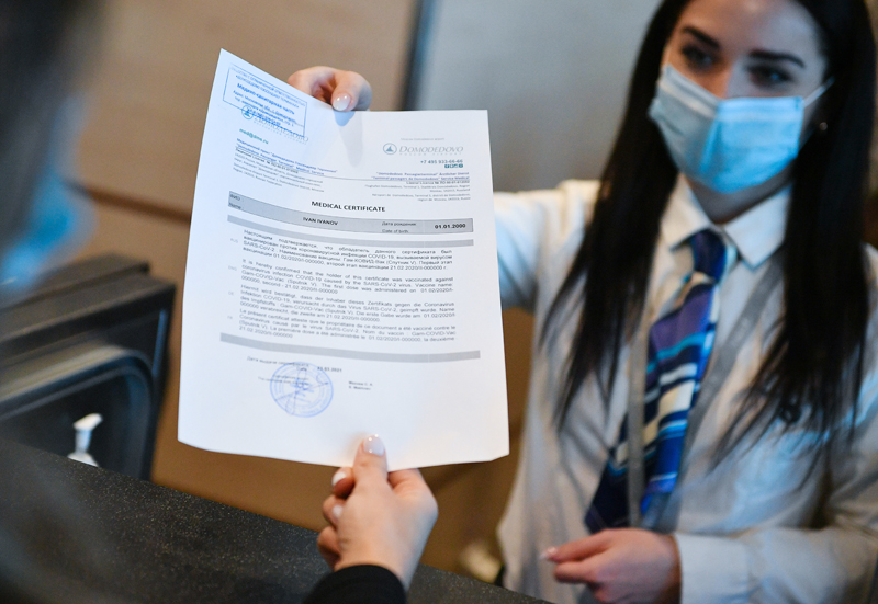 Выдача пассажиру сертификата международного образца о вакцинации от COVID-19 в аэропорту Домодедово