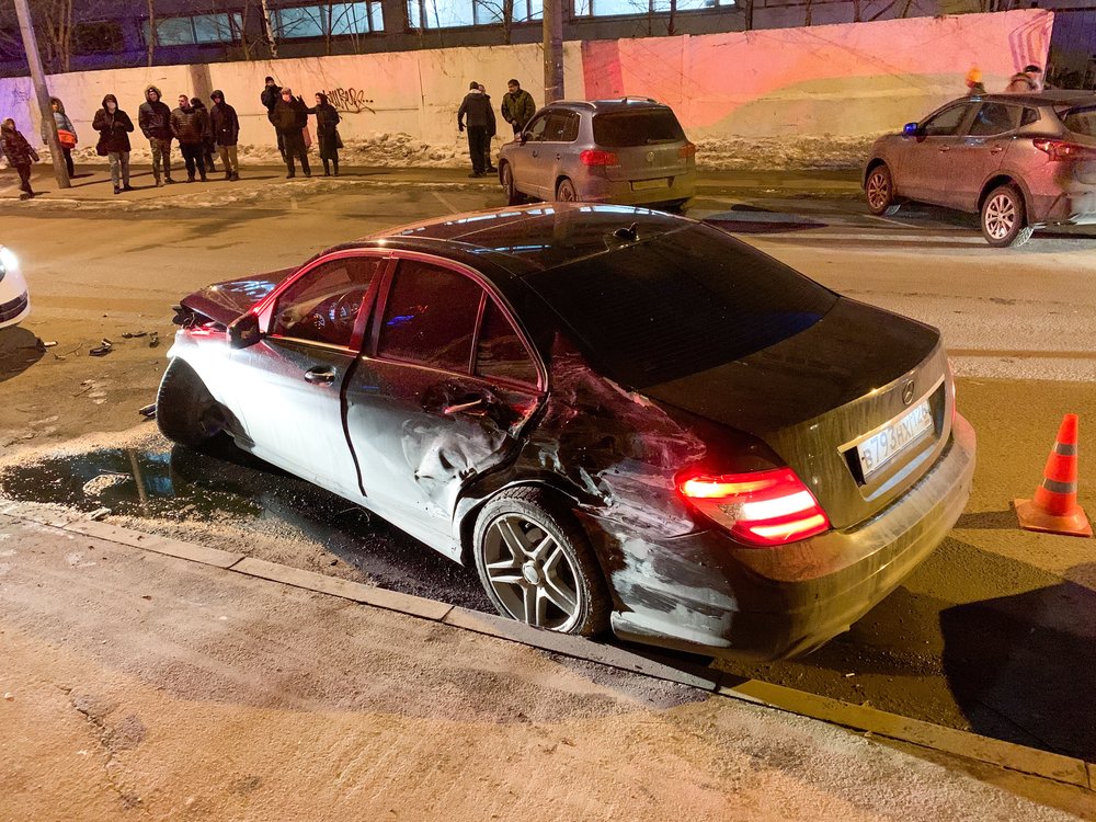Последствия ДТП с участием автомобиля Mercedes, сбившего двух пешеходов