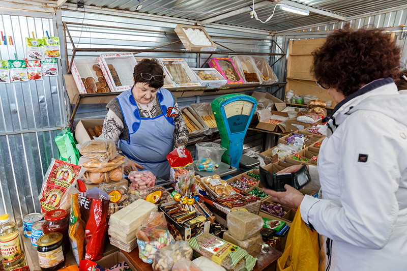 Продавец на рынке фото