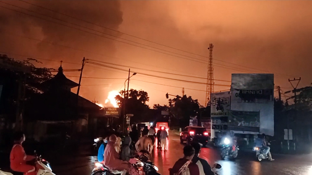 Пожар на нефтезаводе в Индонезии