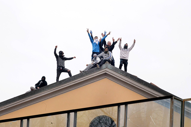Люди на крыше