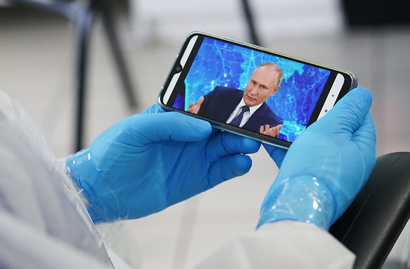 Врачи смотрят трансляцию Владимира Путина