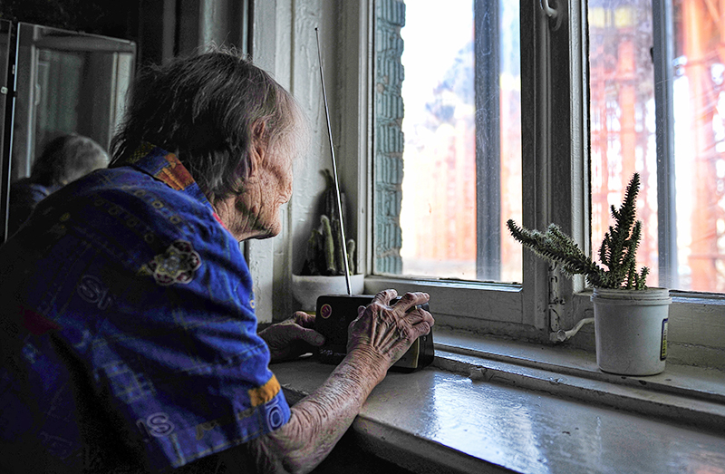 Пенсионерка у окна