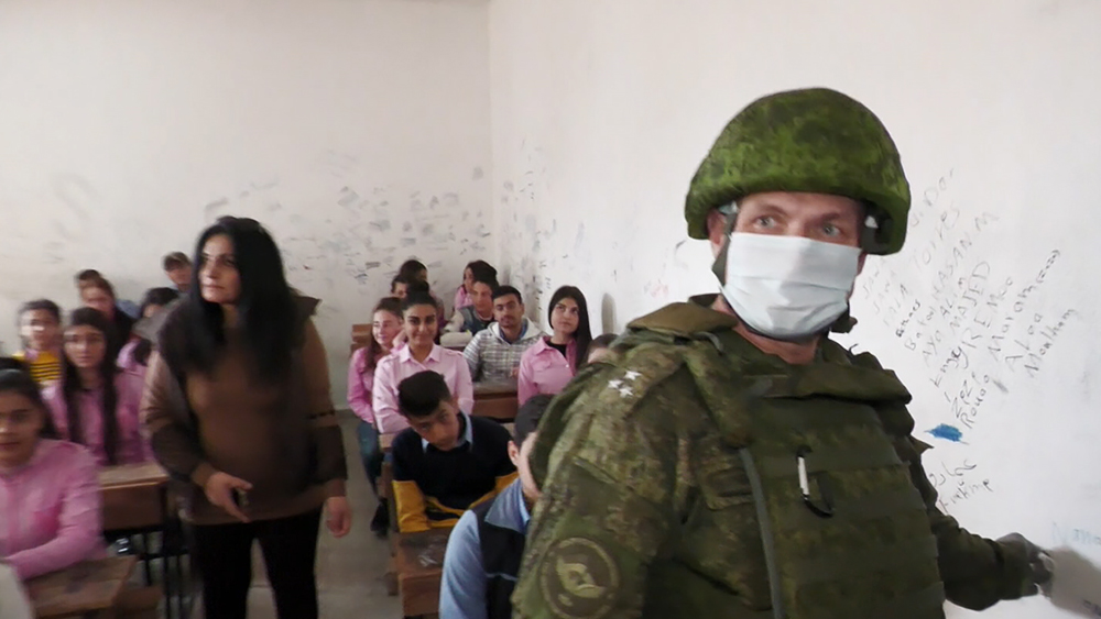 Российские военные и сирийские школьники