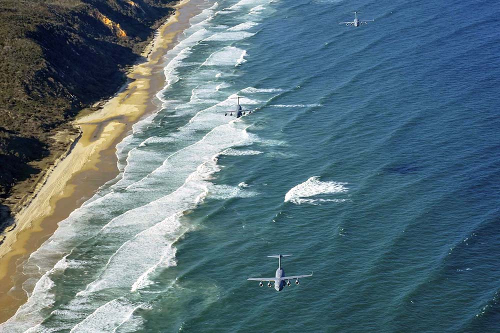 Самолеты ВВС США над побережьем