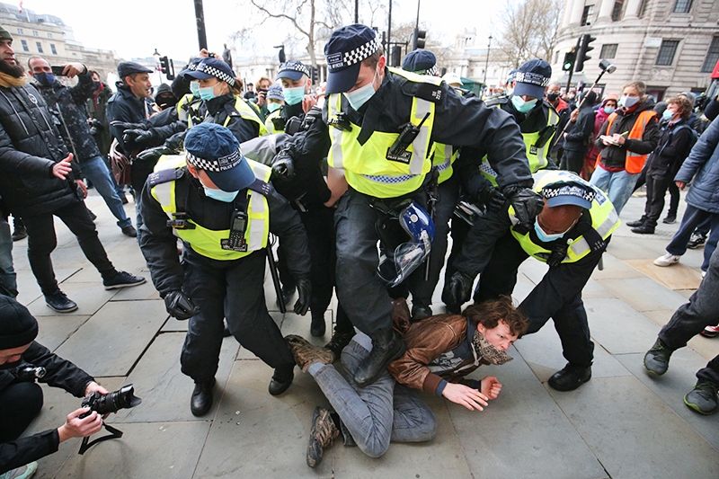 Полиция Лондона задержывает протестующих