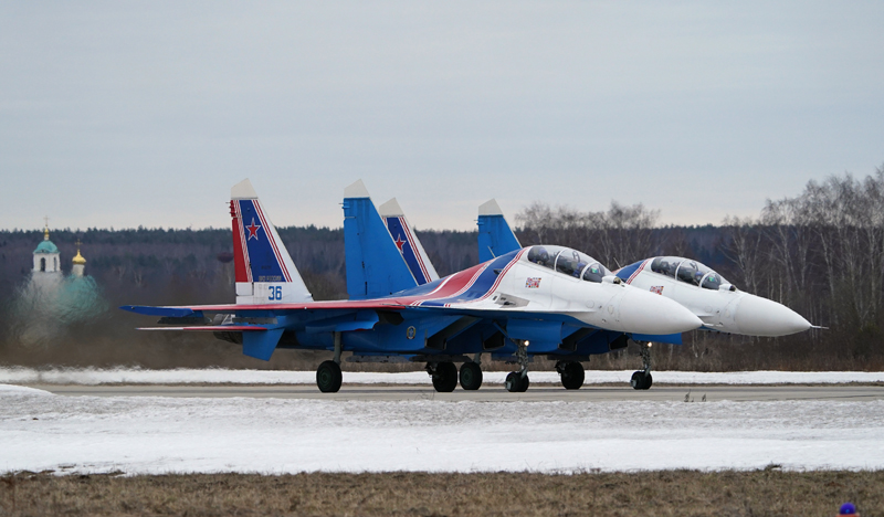 Истребители Су-30СМ пилотажной группы "Русские витязи" на репетиции воздушной части парада Победы