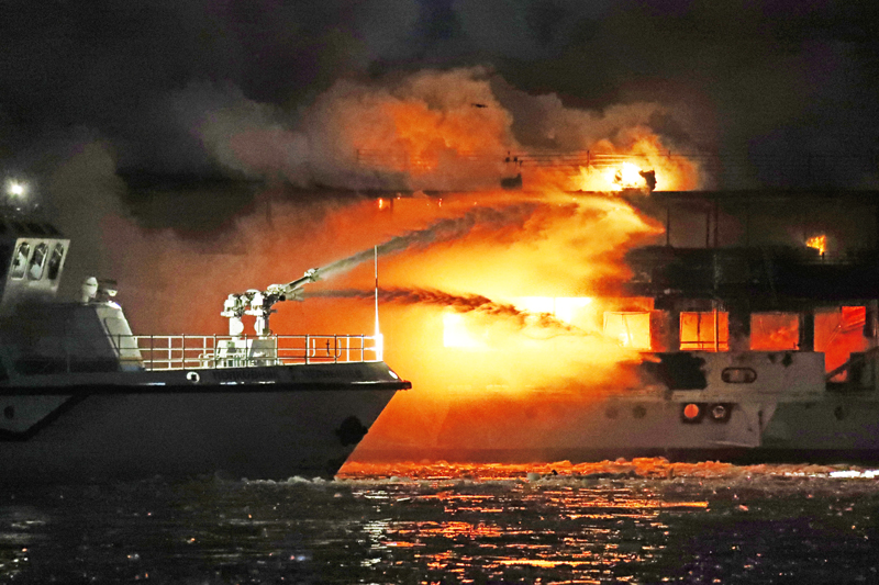 Чп море. Пожар на судне. Японское море 1986 год пожар на судне Туркмения. Пожар в Стамбуле на судне видео.