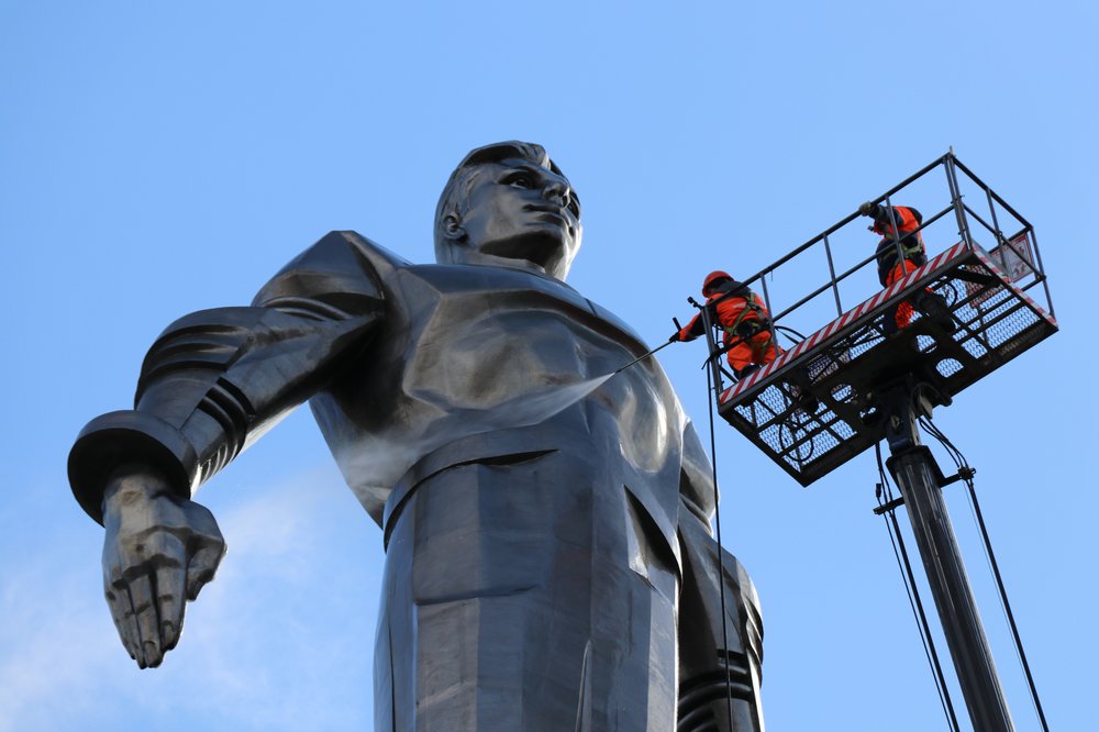 Промывка памятника Юрию Гагарину 