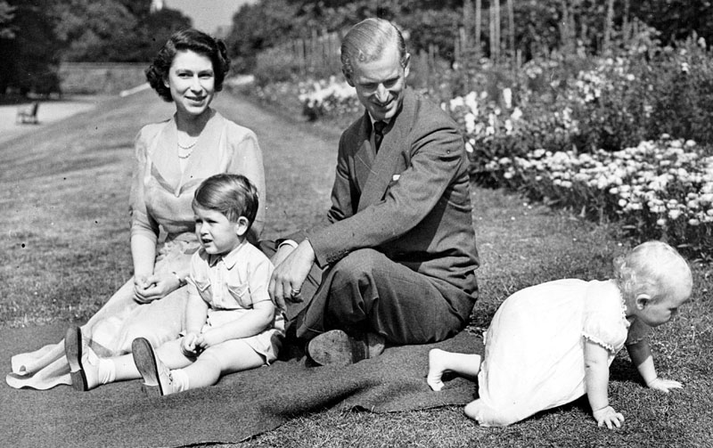 Принц Филипп и Елизавета II с детьми