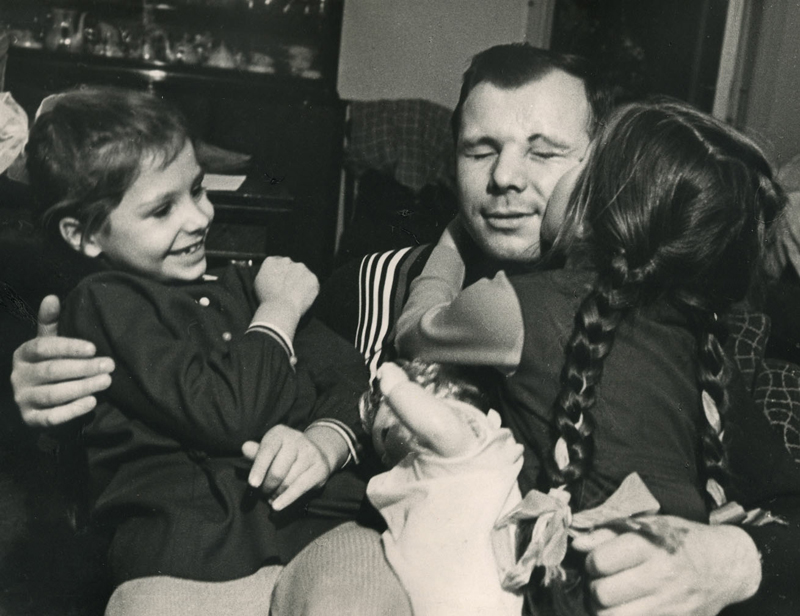 Юрий Гагарин с дочерьми 