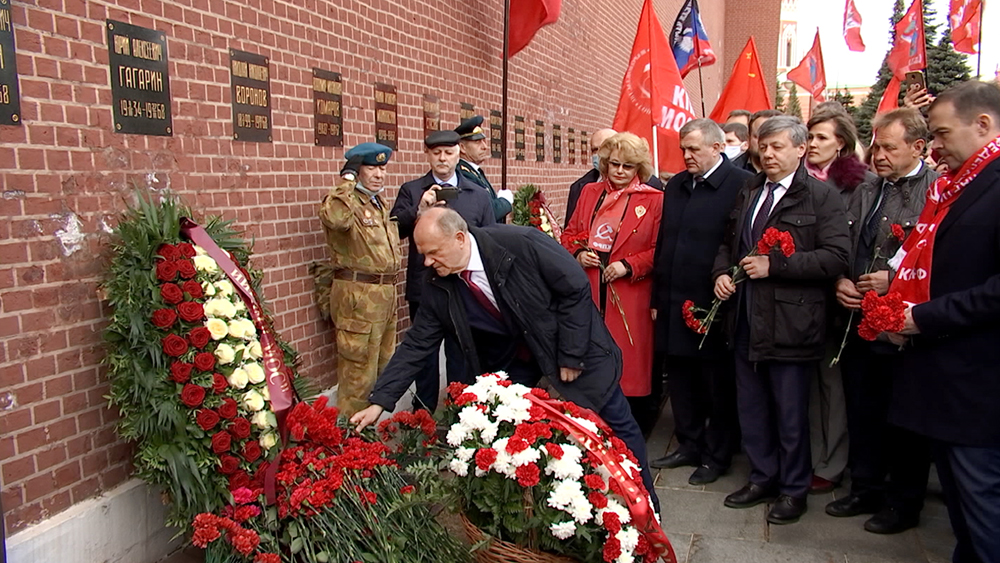 Члены КПРФ возложили цветы к могиле Гагарина