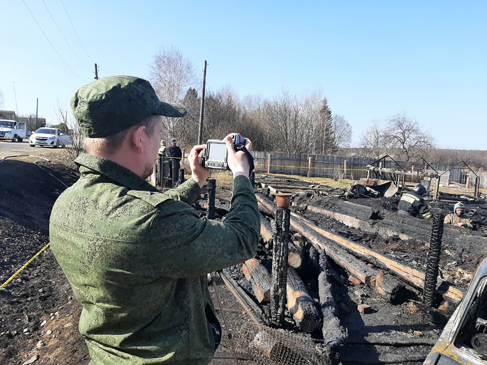 Следователи на месте сгоревшего дома под Екатеринбургом