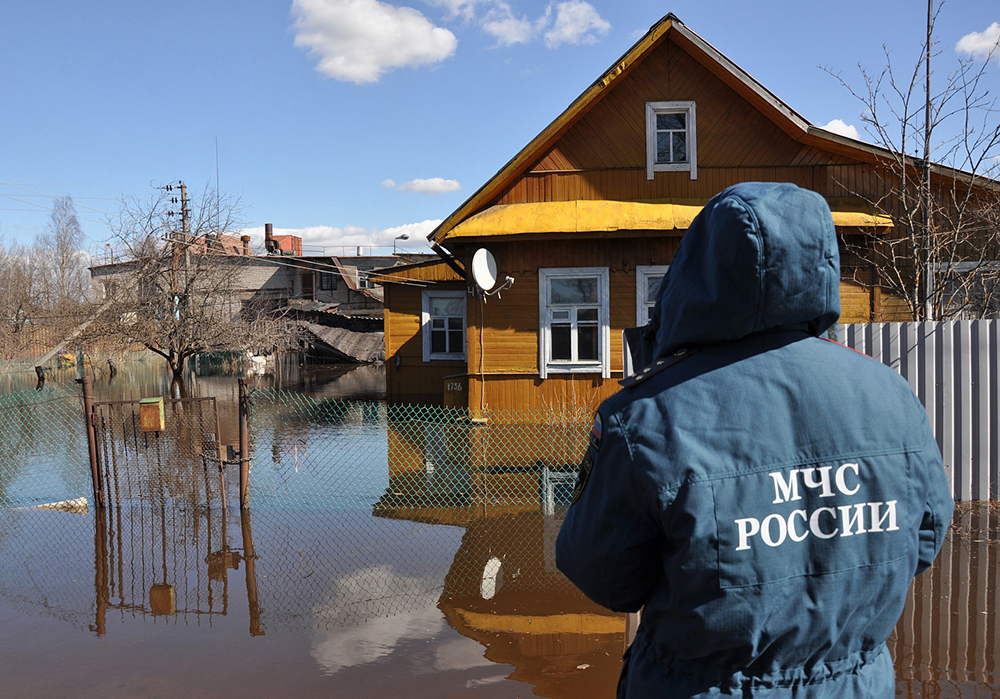 Сотрудники МЧС работают в зоне паводка