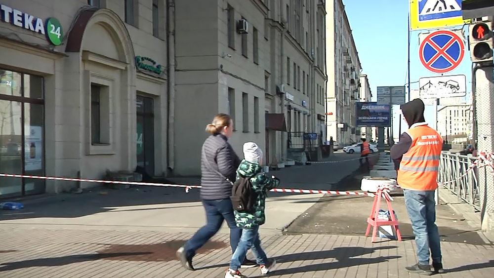 Последствия падения лепнины в Санкт-Петербурге 