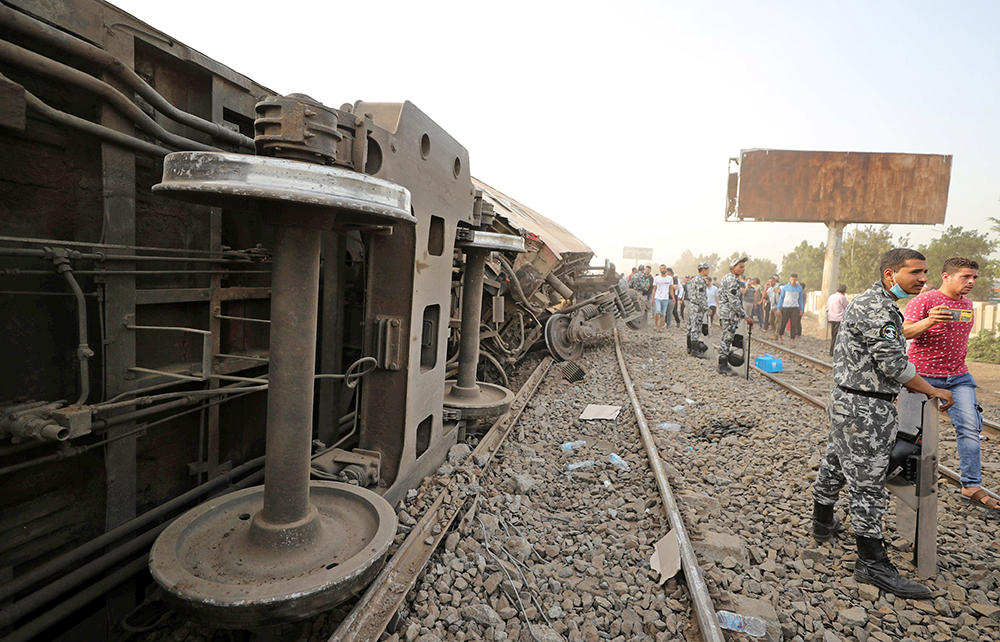 Последствия крушения поезда в Египте