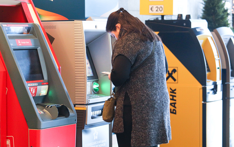 Женщина у банкомата 