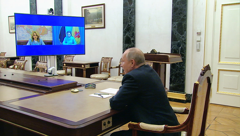 Владимир Путин в режиме видеоконференции сТатьяной Голиковой и Анной Поповой
