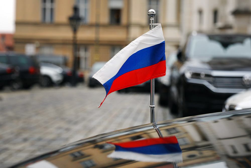Российский флаг на представительском автомобиле