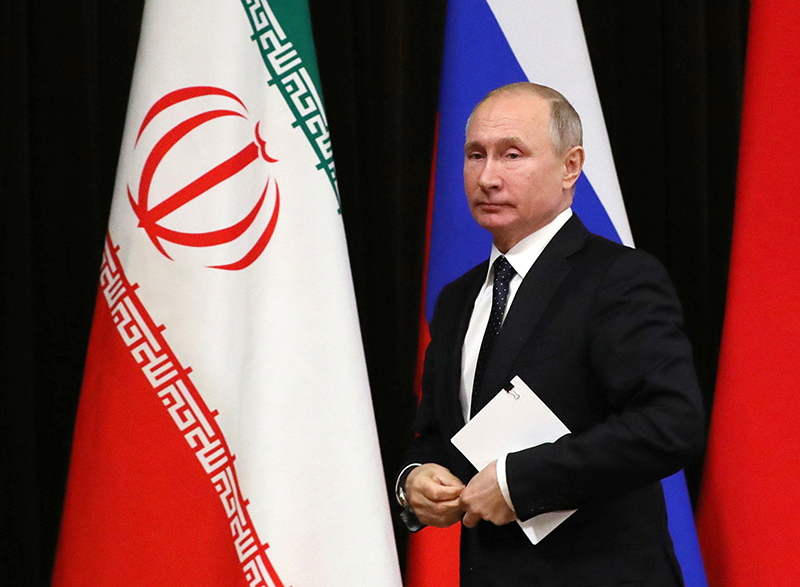 Владимир Путин на фоне флага Ирана