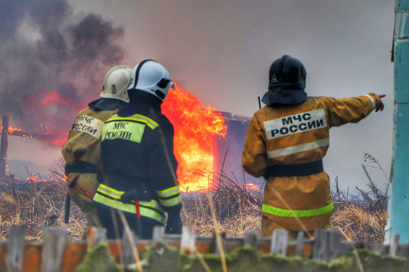 Сотрудники МЧС на месте пожара
