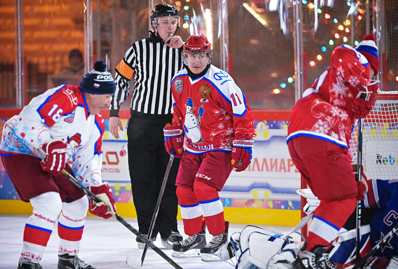 Владимир Путин во время игры в хоккей