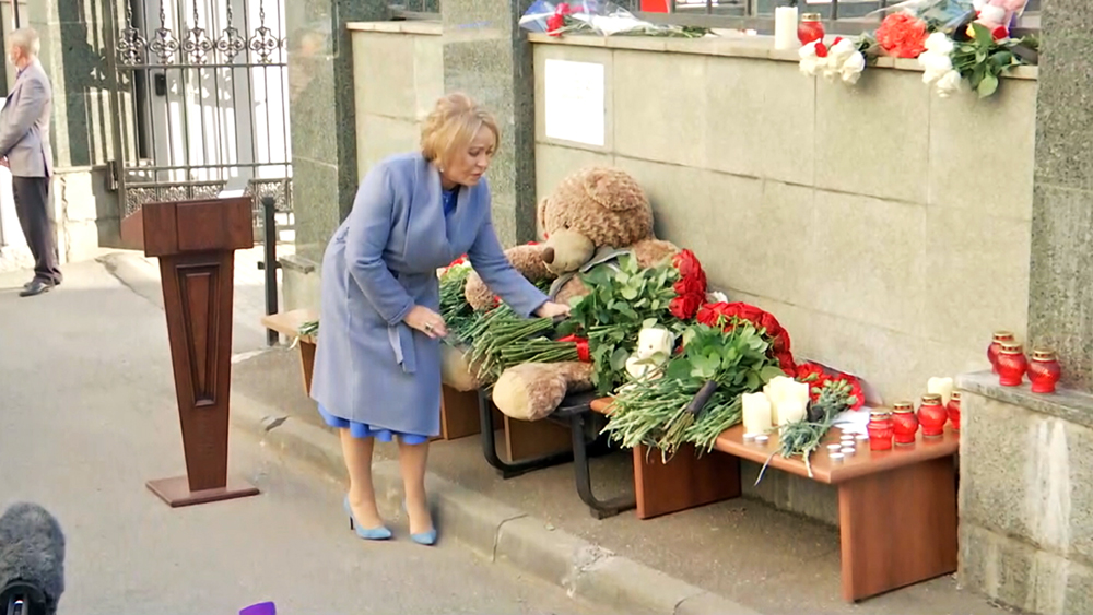 Валентина Матвиенко возложила цветы к стихийному мемориалу у московского представительства Татарстана