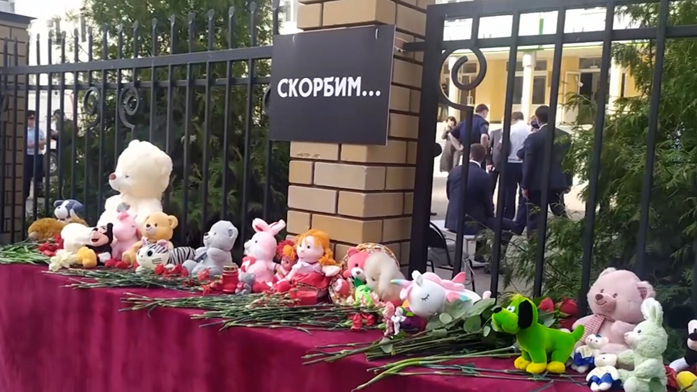 Цветы у школы № 175 в Казани, где произошла стрельба