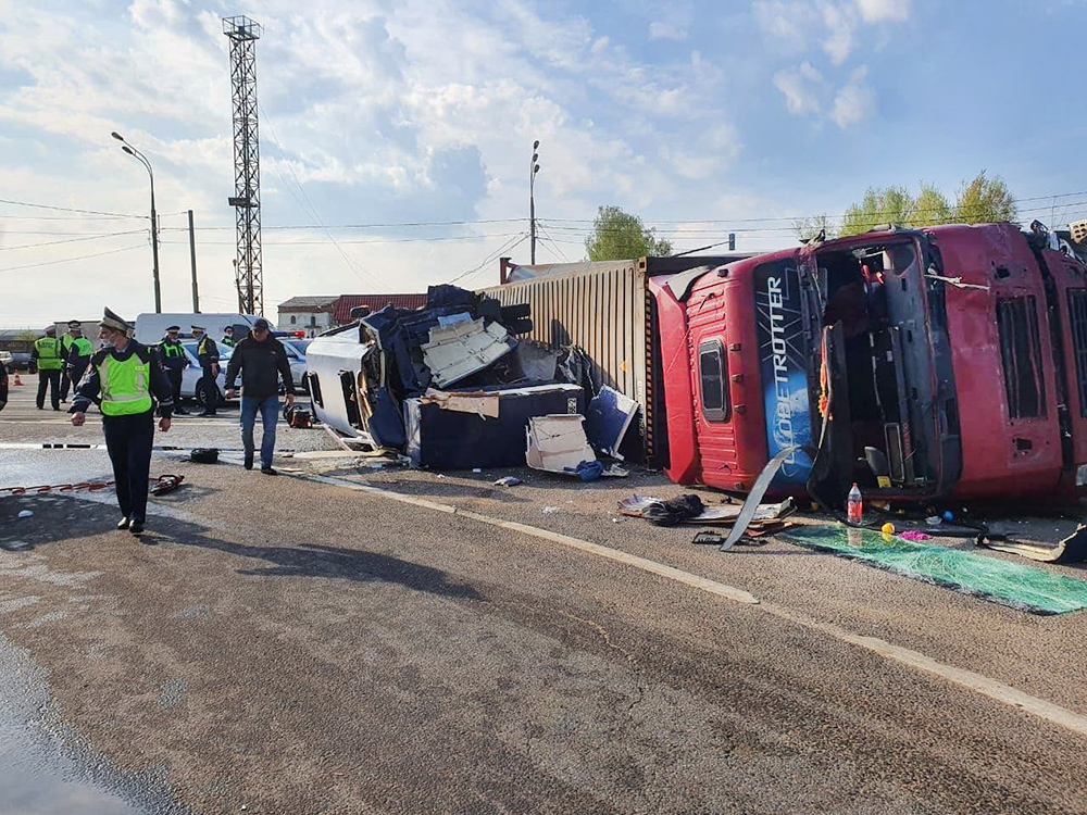 Последствия ДТП с участием фуры и микроавтобуса