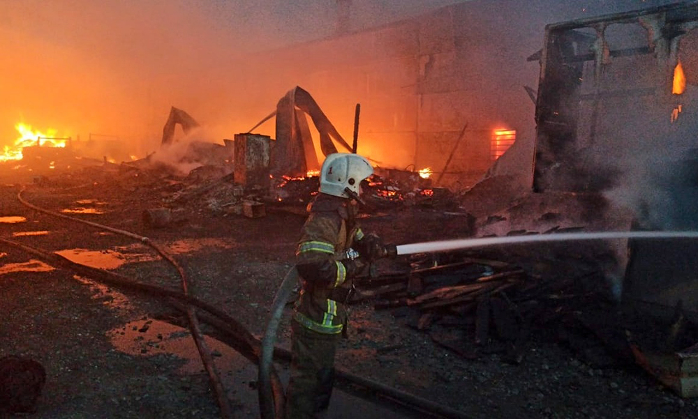 Пожарные МЧС на месте возгорания в промзоне