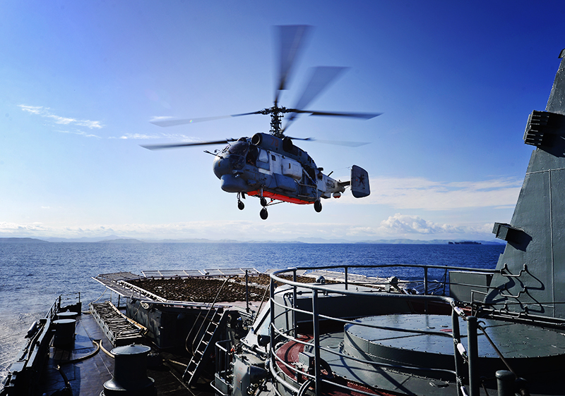 Вертолет ВМФ России взлетает с ракетного крейсера