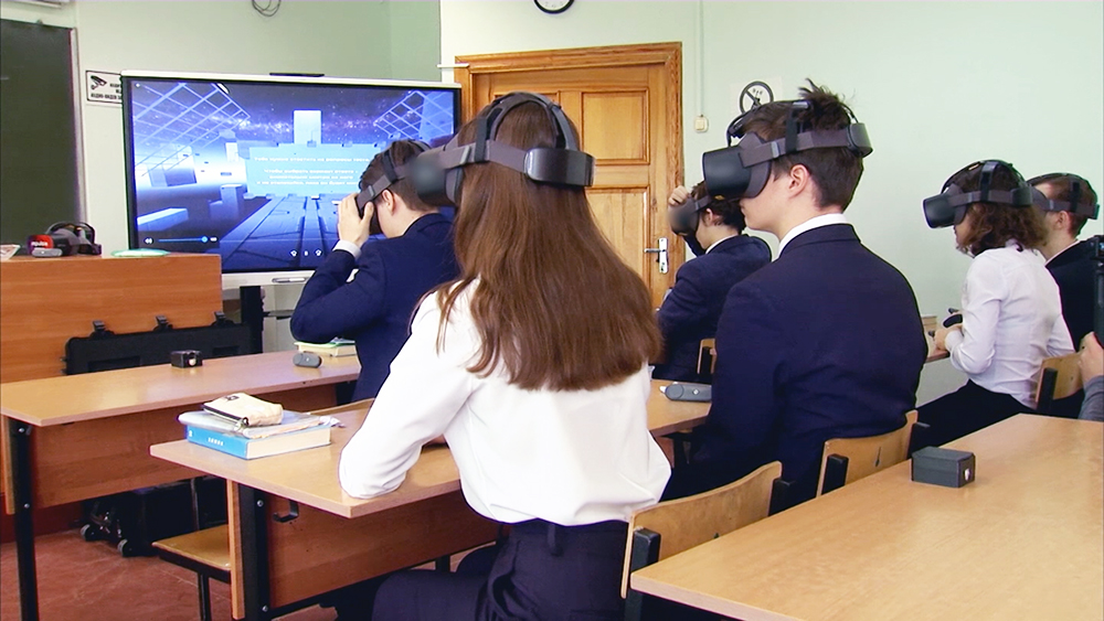 Школьники в шлемах виртуальной реальности