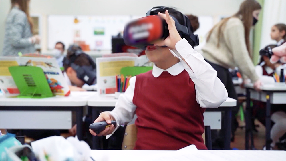 Школьники в шлемах виртуальной реальности