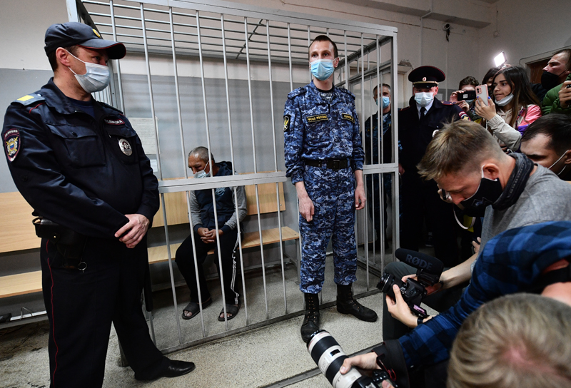 Обвиняемый Сергей Болков (второй слева), открывший стрельбу в Екатеринбурге