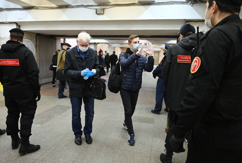 Проверка соблюдения масочно-перчаточного режима в метро