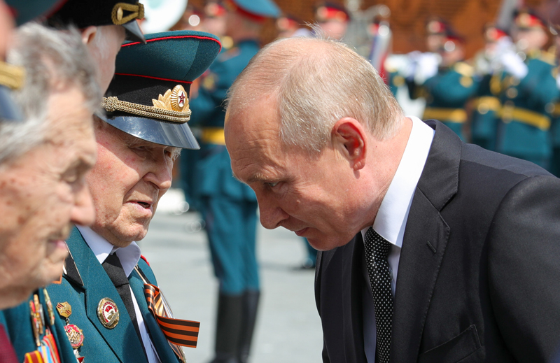Владимир Путин общается с ветеранами 
