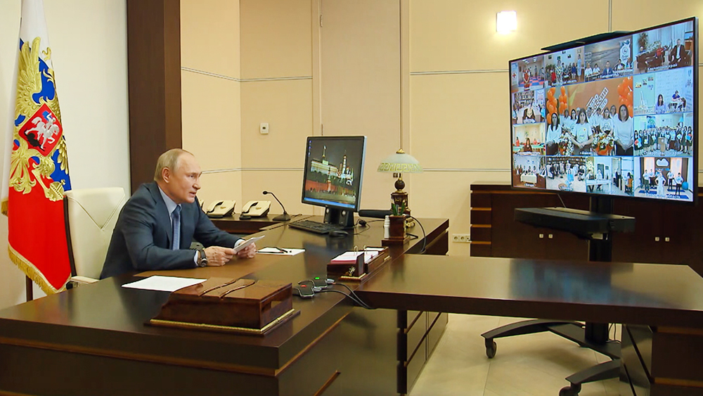 Владимир Путин общается с представителями социальных организаций