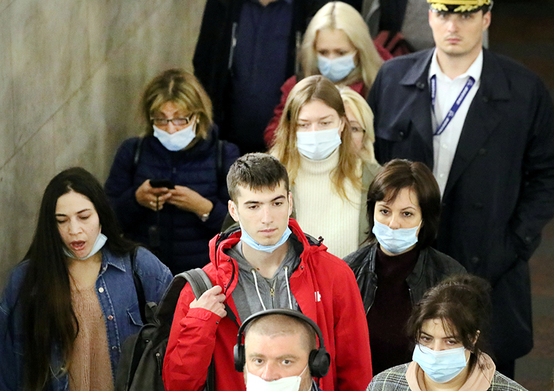 Люди в медицинских масках в метро