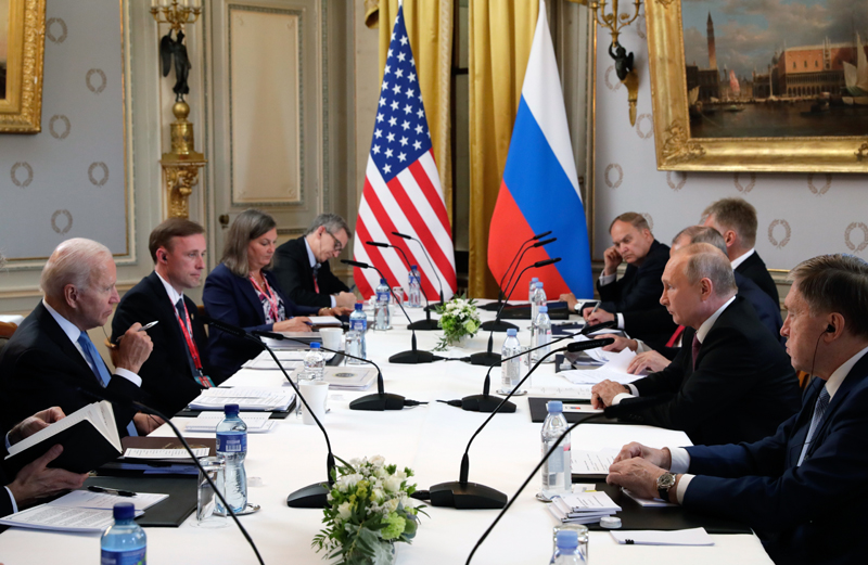 Владимир Путин и президент США Джо Байден во время российско-американских переговоров