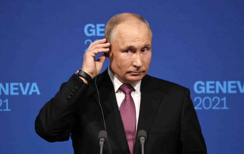 Владимир Путин во время пресс-конференции