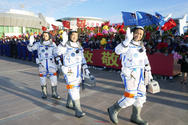 Китайские космонавты перед полетом
