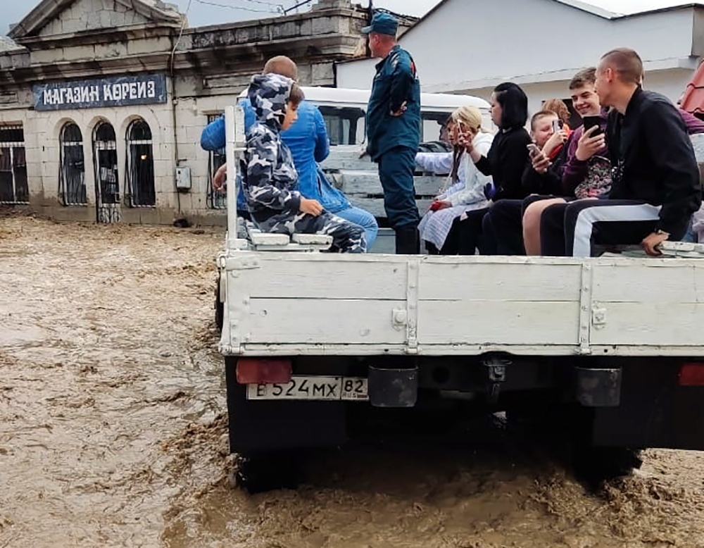 Сотрудники МЧС эвакуируют жителей из зоны наводнения