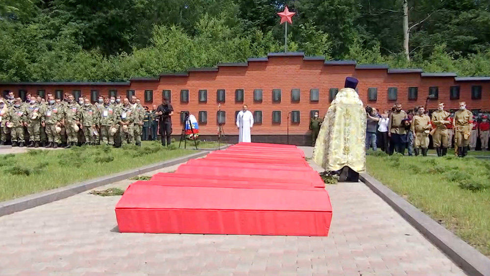 Церемония перезахоронения советских солдат