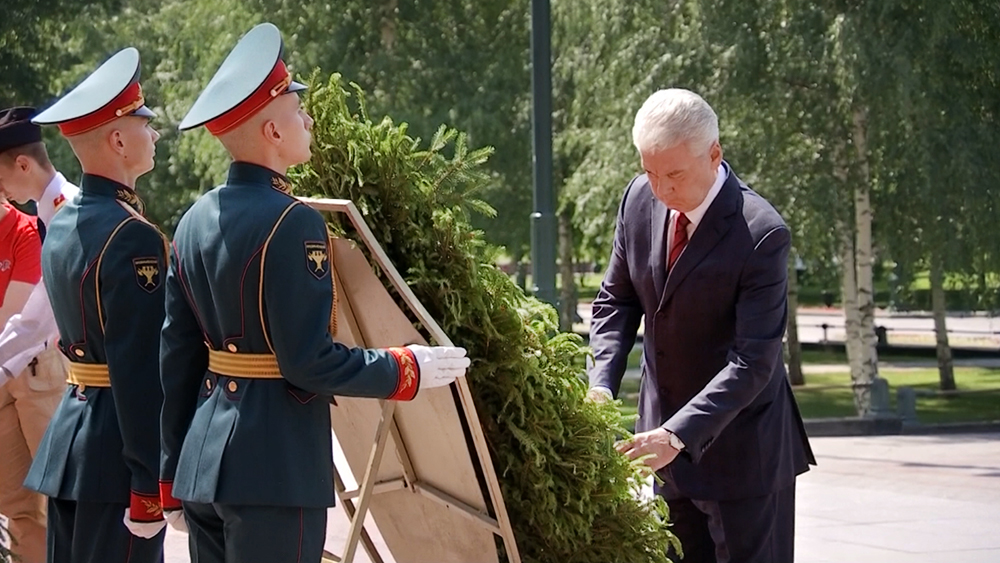 Сергей Собянин возлагает цветы к Могиле Неизвестного солдата