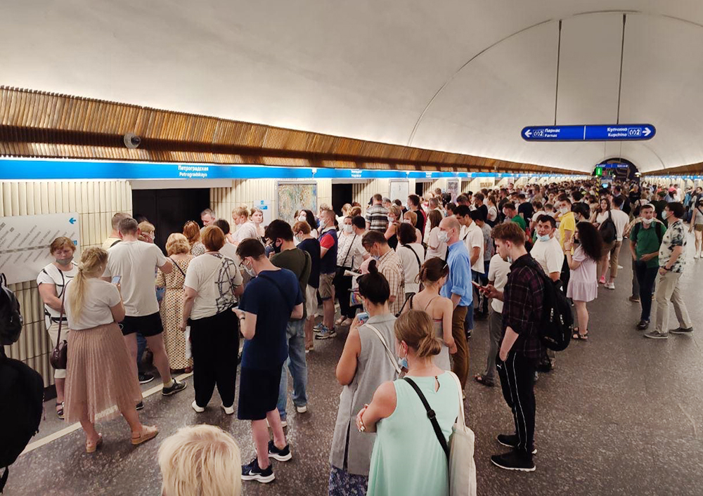 Пассажиры метро в Санкт-Петербурге