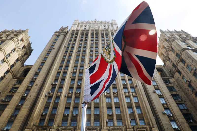 Флаг Великобритании на фоне здания МИД