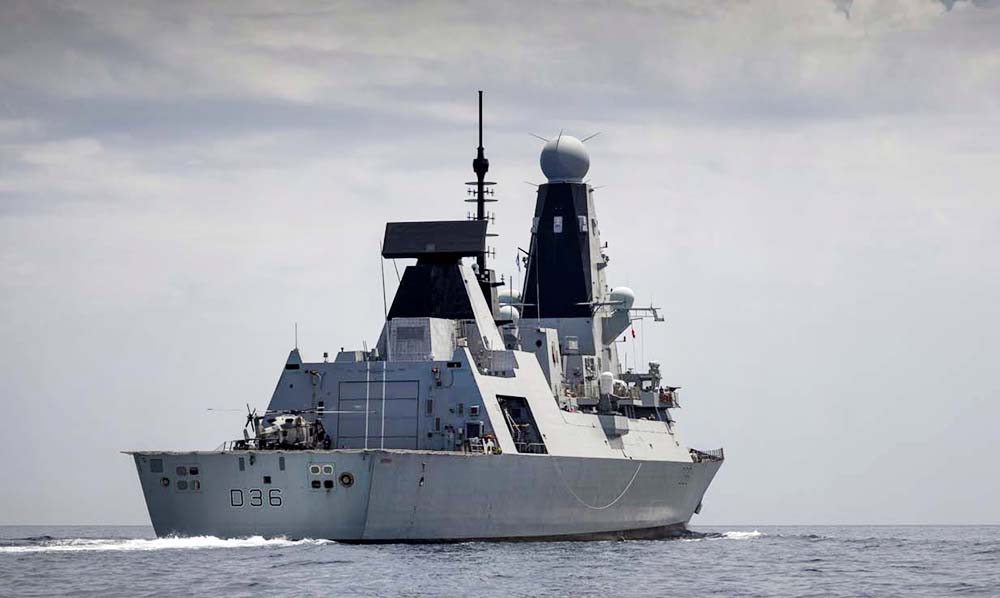 Эсминец ВМС Великобритании HMS Defender  