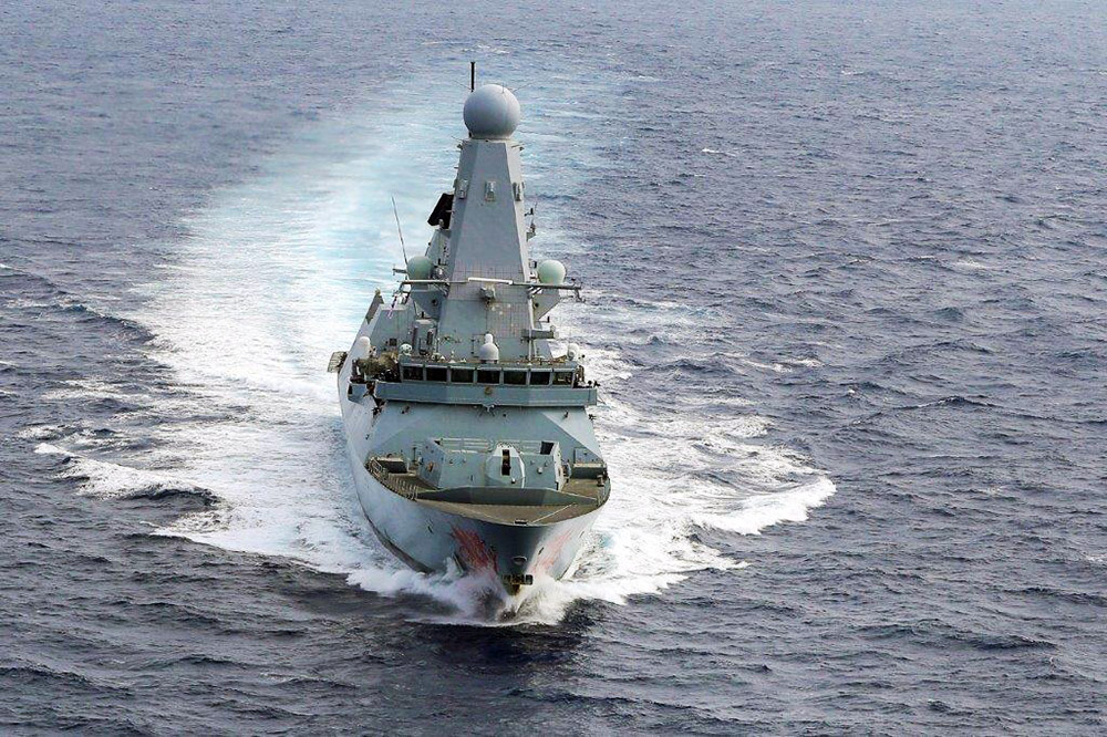 Эсминец ВМС Великобритании HMS Defender  