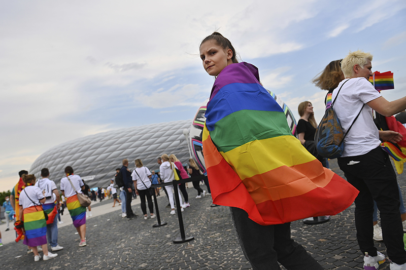 Девушка с флагом ЛГБТ на EURO-2020