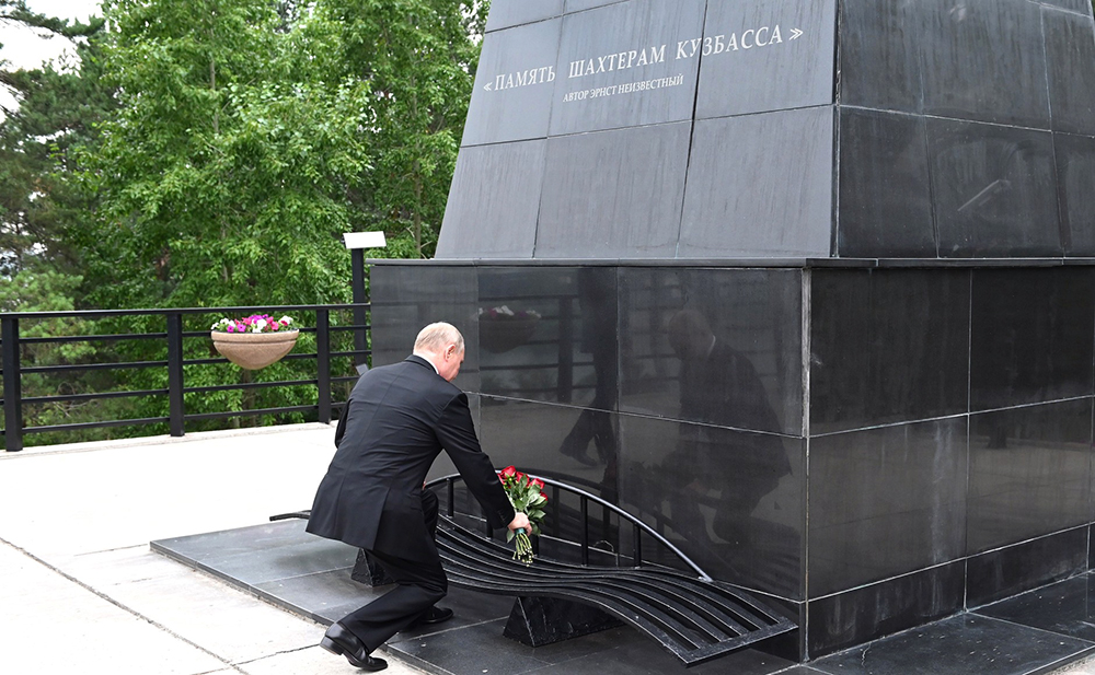 Владимир Путин возлагает цветы к монументу "Память шахтерам Кузбасса"